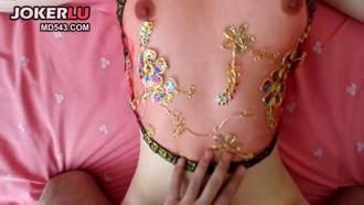  性感小少妇穿着小肚兜诱惑我