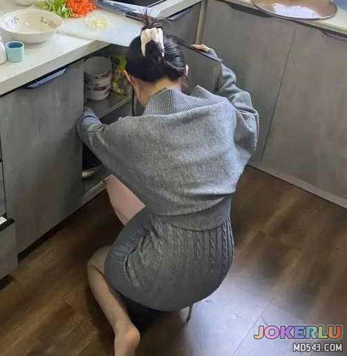  老爸不在家我溜进爸妈房间内射36岁后妈